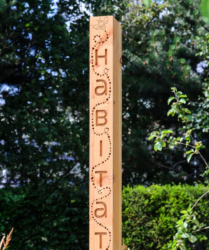 A photograph of the Niche product, Bee posts